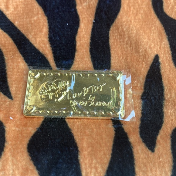 NWT Betsey Johnson Soft and Fuzzy Tiger Backpack with Tail - Picture 2 of 8